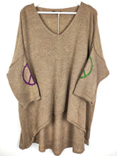 Lade das Bild in den Galerie-Viewer, PULLOVER WOLLMIX &quot;PEACE&quot; CAMEL ONE SIZE
