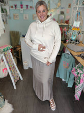 Lade das Bild in den Galerie-Viewer, HOODIE ZWILLINGSHERZ BW &quot;DOREA&quot; LOVE BEIGE ONE SIZE
