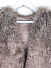 Lade das Bild in den Galerie-Viewer, WESTE FAKE FUR BEIGE ONE SIZE
