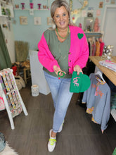 Lade das Bild in den Galerie-Viewer, STRICK JACKE PINK GREEN HEART WOLLMIX ONE SIZE
