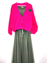 Lade das Bild in den Galerie-Viewer, STRICK JACKE PINK GREEN HEART WOLLMIX ONE SIZE
