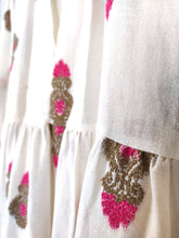 Lade das Bild in den Galerie-Viewer, MAXI KLEID CREME BESTICKT ONE SIZE
