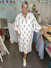 Lade das Bild in den Galerie-Viewer, MAXI KLEID CREME BESTICKT ONE SIZE
