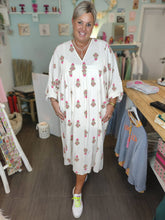 Lade das Bild in den Galerie-Viewer, MAXI KLEID CREME BESTICKT ONE SIZE
