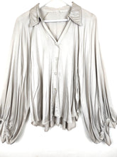 Lade das Bild in den Galerie-Viewer, BLUSE SATIN SILVER SHINY ONE SIZE
