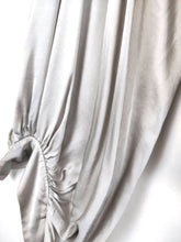Lade das Bild in den Galerie-Viewer, BLUSE SATIN SILVER SHINY ONE SIZE

