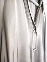 Lade das Bild in den Galerie-Viewer, BLUSE SATIN SILVER SHINY ONE SIZE
