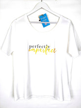 Lade das Bild in den Galerie-Viewer, T-SHIRT &quot;PERFECTLY IMPERFECT&quot; WEISS GOLD METALLIC ONE SIZE
