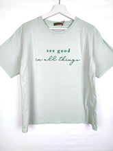 Lade das Bild in den Galerie-Viewer, T-SHIRT &quot;SEE GOOD IN ALL THINGS&quot; LIGHT GREEN ONE SIZE
