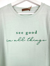 Lade das Bild in den Galerie-Viewer, T-SHIRT &quot;SEE GOOD IN ALL THINGS&quot; LIGHT GREEN ONE SIZE
