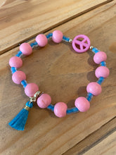 Lade das Bild in den Galerie-Viewer, ARMBAND HOLZPERLEN ROSA BLAU TASSLE &amp; PEACE
